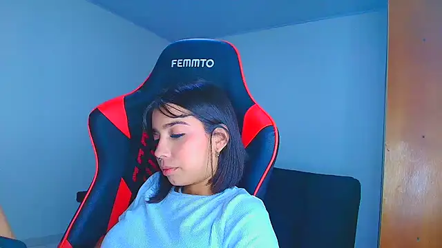 Snapshot of Rousse_violett chatting on 11/12/25, 12:00 Rousse violett online show from 11/12/25, 12:00