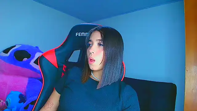 Snapshot of Rousse_violett chatting on 11/25/25, 12:21 Rousse violett online show from 11/25/25, 12:21