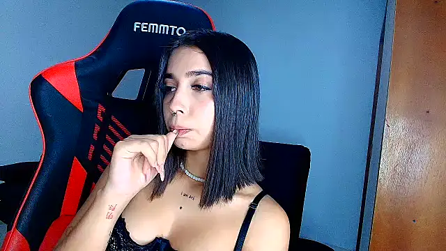 Snapshot of Rousse_violett chatting on 02/11/26, 01:10 Rousse violett online show from 02/11/26, 01:10