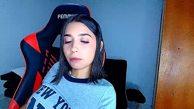 Snapshot of Rousse_violett chatting on 02/13/26, 01:34 Rousse violett online show from 02/13/26, 01:34