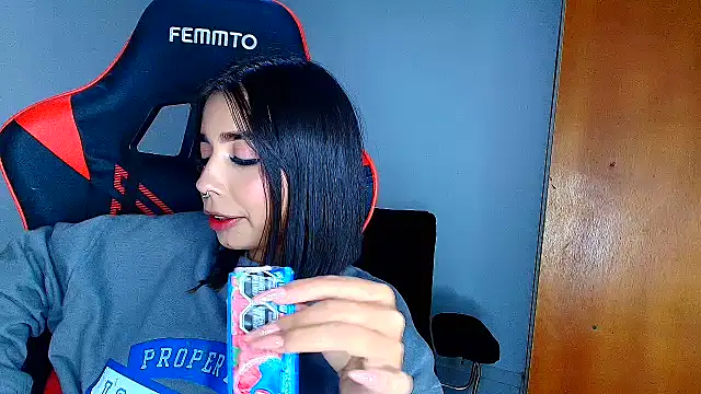 Snapshot of Rousse_violett chatting on 02/15/26, 01:02 Rousse violett online show from 02/15/26, 01:02