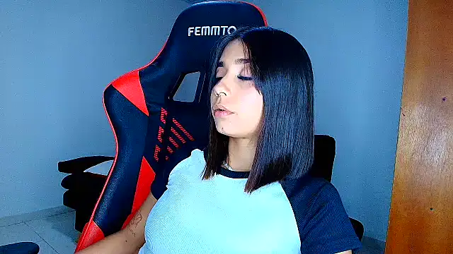 Snapshot of Rousse_violett chatting on 02/19/26, 10:39 Rousse violett online show from 02/19/26, 10:39