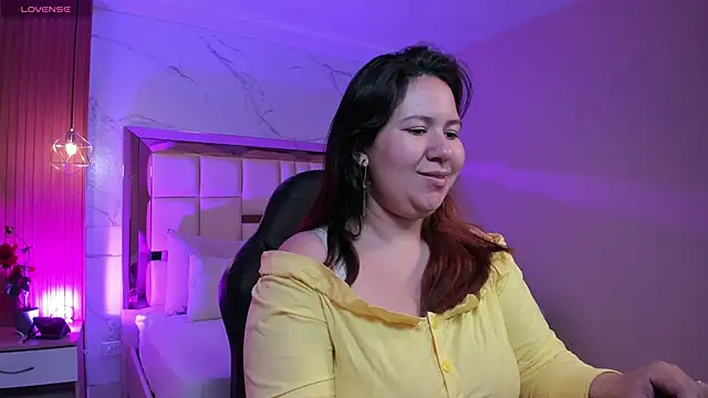 Snapshot of zoes_milee chatting on 05/19/26, 11:38 zoes milee online show from 05/19/26, 11:38