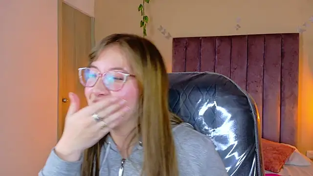 Dahlia Rousse online show from 04/10/26, 05:56