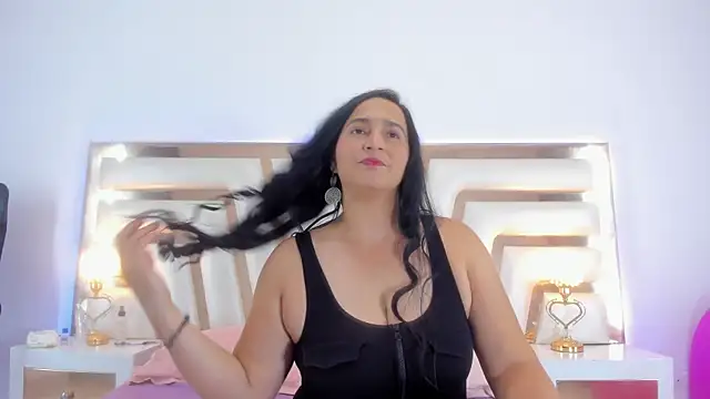 Snapshot of LucineArias chatting on 01/25/25, 08:00 LucineArias online show from 01/25/25, 08:00