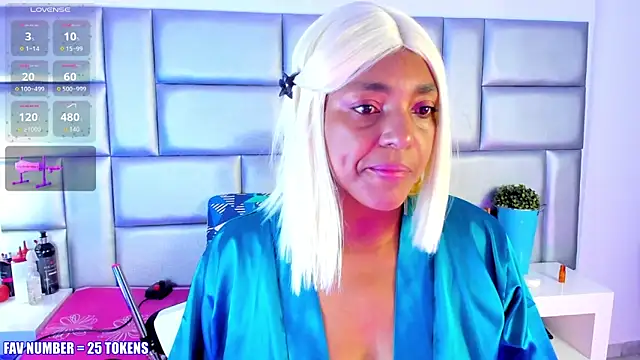 Snapshot of LovelyNickii chatting on 11/28/25, 01:03 LovelyNickii online show from 11/28/25, 01:03