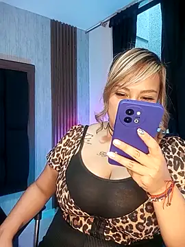 Snapshot of Elise-Leyton chatting on 12/19/25, 07:54 Elise-Leyton online show from 12/19/25, 07:54