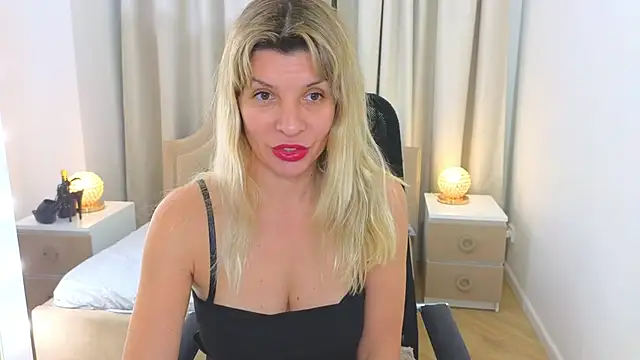 Snapshot of M_I_A_M_I_A chatting on 11/12/25, 01:22 M I A M I A online show from 11/12/25, 01:22