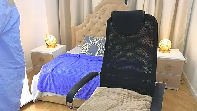 Snapshot of M_I_A_M_I_A chatting on 12/15/25, 10:30 M I A M I A online show from 12/15/25, 10:30