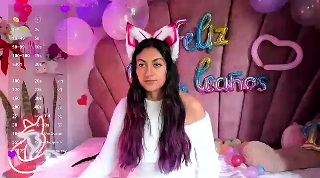 Snapshot of sweetfoxy_17 chatting on 02/18/25, 03:54 sweetfoxy 17 online show from 02/18/25, 03:54