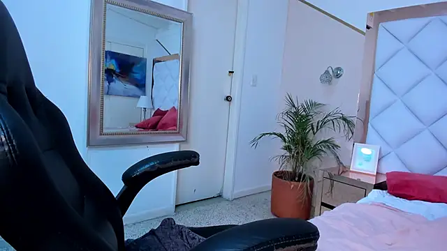 Snapshot of renatarussel chatting on 01/25/25, 03:51 renatarussel online show from 01/25/25, 03:51