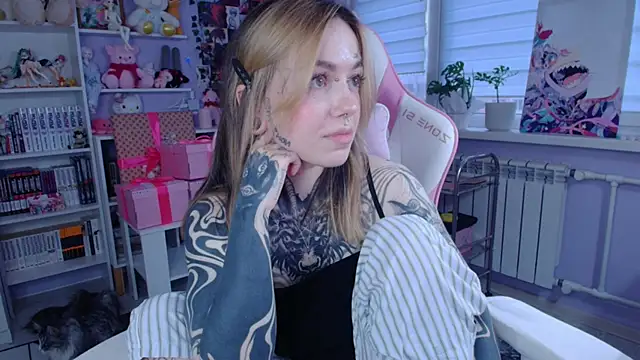 Snapshot of Catharsisi chatting on 10/29/25, 01:46 Catharsisi online show from 10/29/25, 01:46