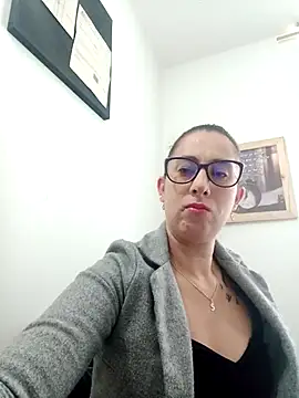 Snapshot of CHARLOTTE_1711 chatting on 02/12/25, 12:44 CHARLOTTE 1711 online show from 02/12/25, 12:44