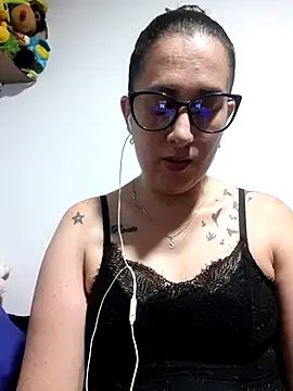 Snapshot of CHARLOTTE_1711 chatting on 10/28/25, 04:05 CHARLOTTE 1711 online show from 10/28/25, 04:05