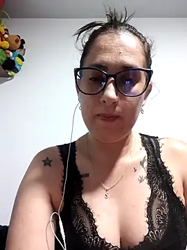 Snapshot of CHARLOTTE_1711 chatting on 11/04/25, 03:49 CHARLOTTE 1711 online show from 11/04/25, 03:49