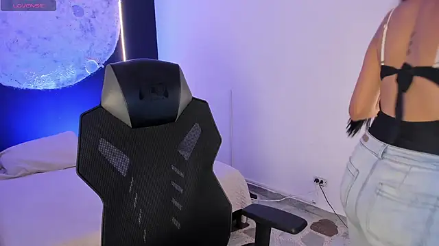 Snapshot of BellaaStorm chatting on 11/04/25, 04:33 BellaaStorm online show from 11/04/25, 04:33