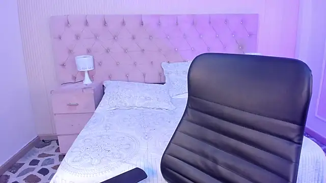 Snapshot of BellaaStorm chatting on 11/11/25, 08:42 BellaaStorm online show from 11/11/25, 08:42