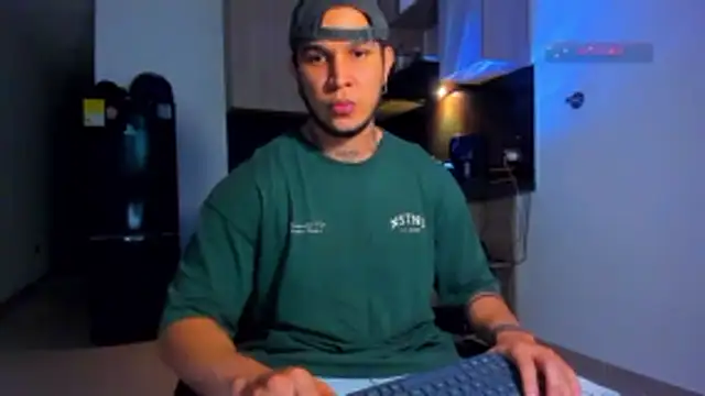 Snapshot of austinoficial chatting on 04/20/26, 12:46 austinoficial online show from 04/20/26, 12:46