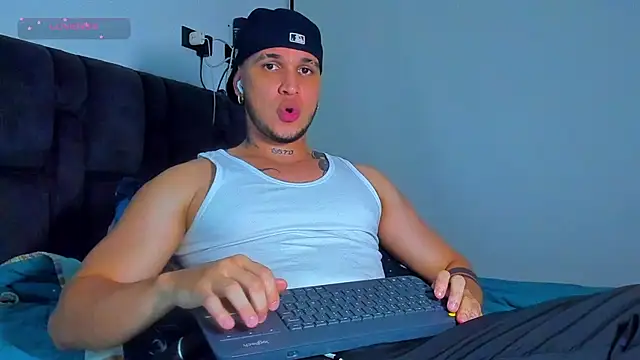 Snapshot of austinoficial chatting on 05/11/26, 01:00 austinoficial online show from 05/11/26, 01:00