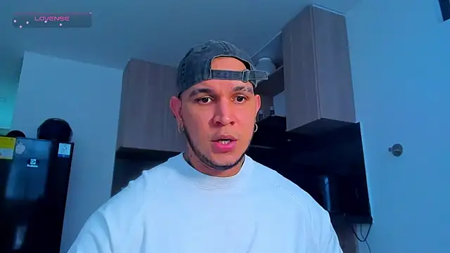 Snapshot of austinoficial chatting on 05/13/26, 09:44 austinoficial online show from 05/13/26, 09:44