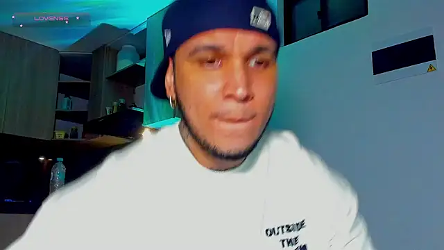 Snapshot of austinoficial chatting on 05/27/26, 02:41 austinoficial online show from 05/27/26, 02:41