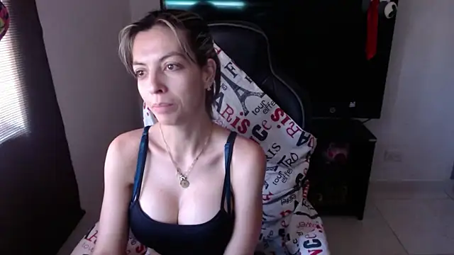 Snapshot of Princezzlove3 chatting on 01/13/25, 06:27 Princezzlove3 online show from 01/13/25, 06:27