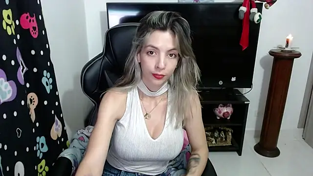 Snapshot of Princezzlove3 chatting on 01/22/25, 11:43 Princezzlove3 online show from 01/22/25, 11:43