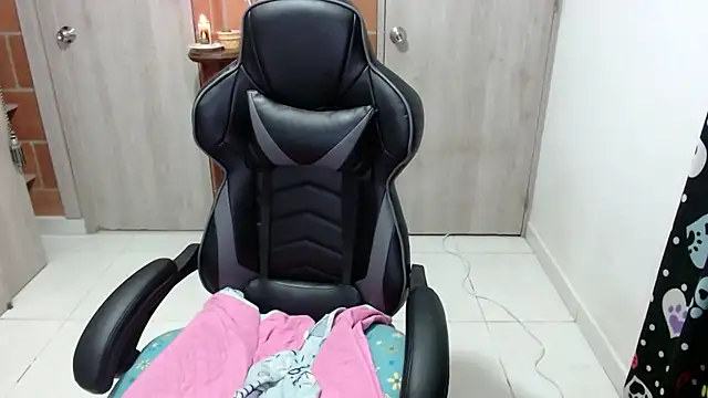 Snapshot of Princezzlove3 chatting on 02/06/25, 12:00 Princezzlove3 online show from 02/06/25, 12:00