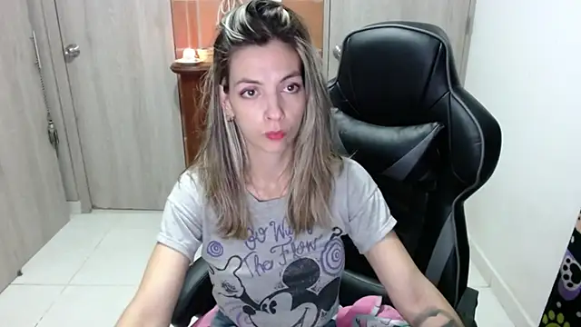 Snapshot of Princezzlove3 chatting on 02/09/25, 02:06 Princezzlove3 online show from 02/09/25, 02:06