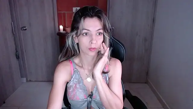 Snapshot of Princezzlove3 chatting on 02/12/25, 12:12 Princezzlove3 online show from 02/12/25, 12:12