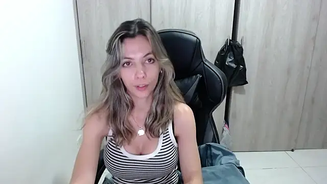 Snapshot of Princezzlove3 chatting on 02/15/25, 02:58 Princezzlove3 online show from 02/15/25, 02:58