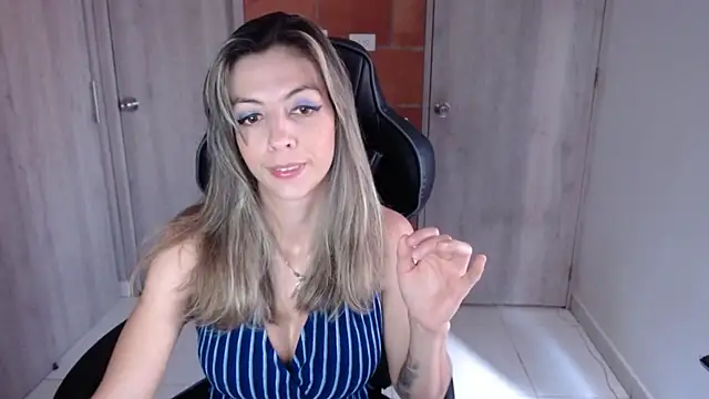 Snapshot of Princezzlove3 chatting on 03/08/25, 03:35 Princezzlove3 online show from 03/08/25, 03:35