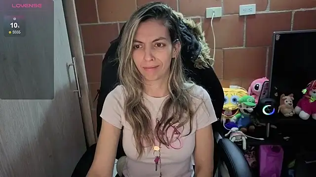 Snapshot of Princezzlove3 chatting on 10/18/25, 12:13 Princezzlove3 online show from 10/18/25, 12:13