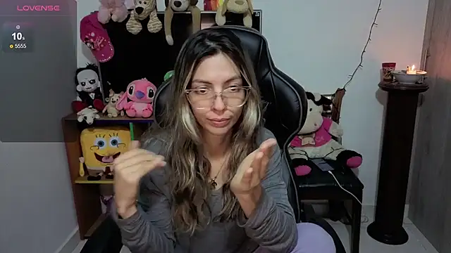 Snapshot of Princezzlove3 chatting on 11/16/25, 02:28 Princezzlove3 online show from 11/16/25, 02:28