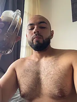 Snapshot of arturguy00 chatting on 03/26/26, 04:12 arturguy00 online show from 03/26/26, 04:12