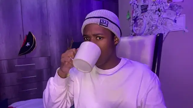 Snapshot of snotLoud chatting on 04/27/26, 10:19 snotLoud online show from 04/27/26, 10:19