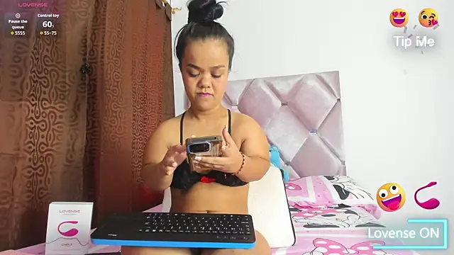 Snapshot of AnieRey chatting on 10/17/25, 08:44 AnieRey online show from 10/17/25, 08:44