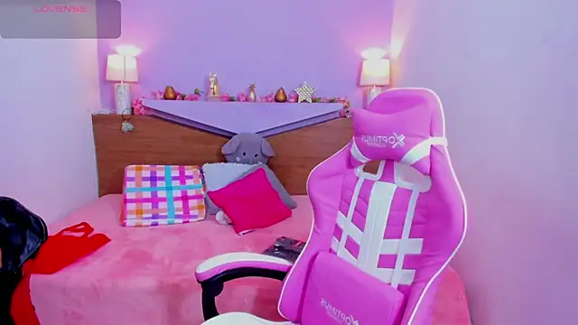 Snapshot of ScarletEmber3 chatting on 03/21/25, 03:44 ScarletEmber3 online show from 03/21/25, 03:44