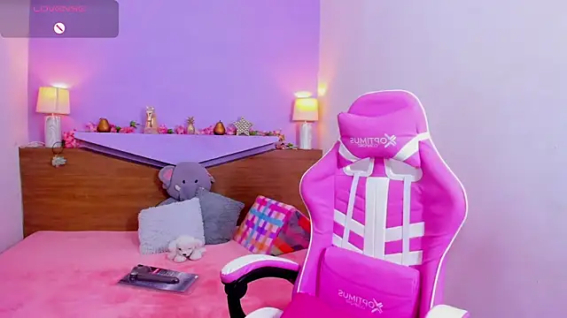 Snapshot of ScarletEmber3 chatting on 03/23/25, 03:43 ScarletEmber3 online show from 03/23/25, 03:43