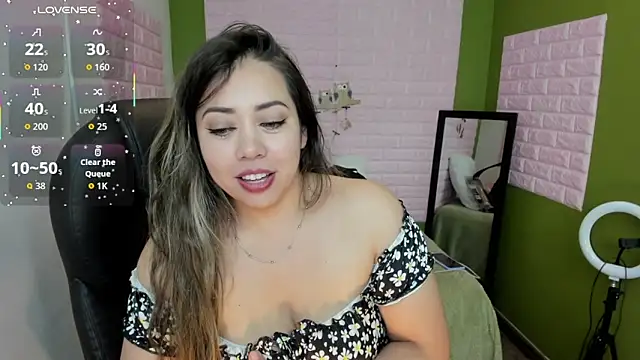 Snapshot of zahra_Jalid chatting on 11/13/25, 10:30 zahra Jalid online show from 11/13/25, 10:30