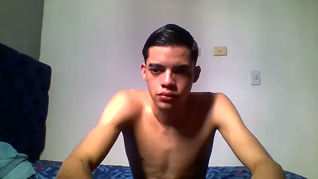 Snapshot of Latinos_2001 chatting on 05/13/26, 04:59 Latinos 2001 online show from 05/13/26, 04:59