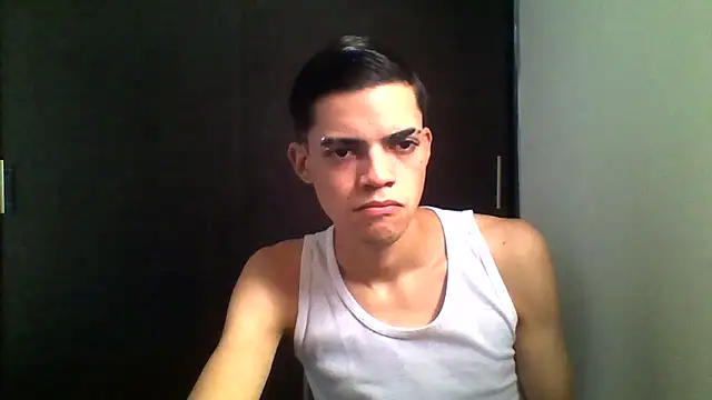 Snapshot of Latinos_2001 chatting on 05/14/26, 02:35 Latinos 2001 online show from 05/14/26, 02:35
