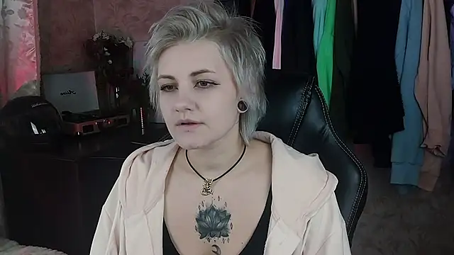 Snapshot of EvaBrownie chatting on 01/29/25, 11:51 EvaBrownie online show from 01/29/25, 11:51