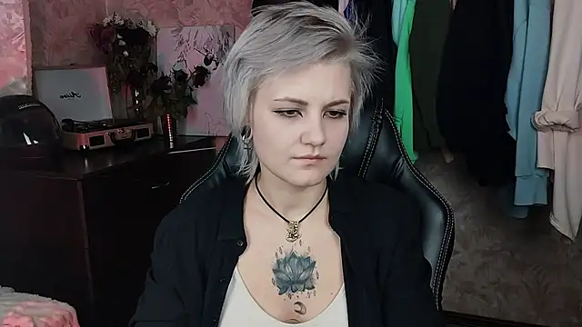 Snapshot of EvaBrownie chatting on 01/31/25, 03:33 EvaBrownie online show from 01/31/25, 03:33