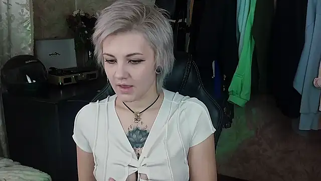 Snapshot of EvaBrownie chatting on 02/02/25, 09:30 EvaBrownie online show from 02/02/25, 09:30