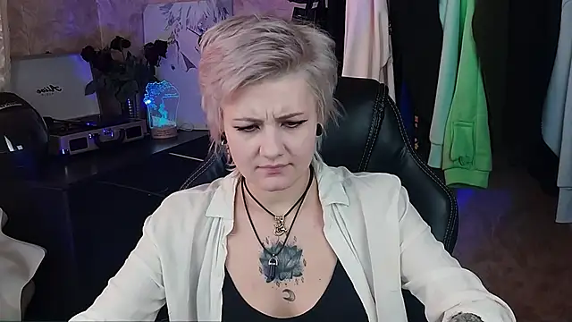 Snapshot of EvaBrownie chatting on 02/04/25, 11:38 EvaBrownie online show from 02/04/25, 11:38