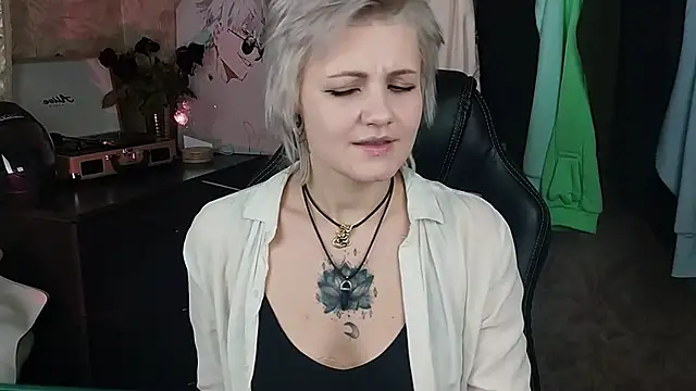 Snapshot of EvaBrownie chatting on 02/04/25, 02:43 EvaBrownie online show from 02/04/25, 02:43