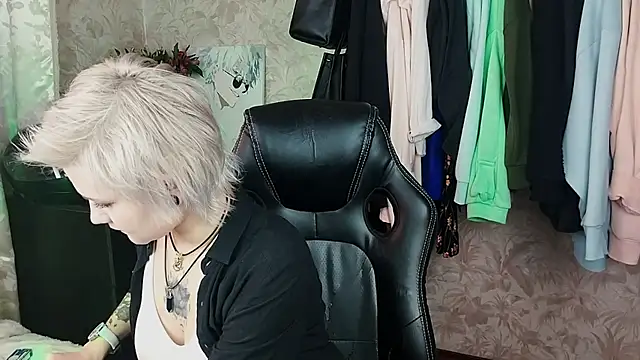 Snapshot of EvaBrownie chatting on 02/05/25, 09:57 EvaBrownie online show from 02/05/25, 09:57