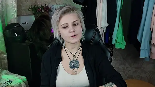 Snapshot of EvaBrownie chatting on 02/05/25, 01:11 EvaBrownie online show from 02/05/25, 01:11