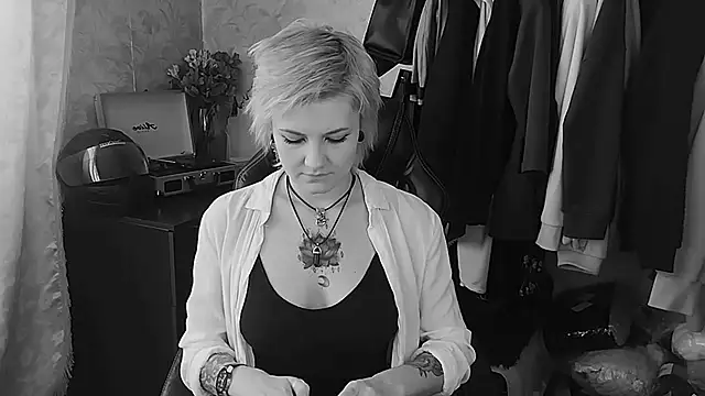 Snapshot of EvaBrownie chatting on 02/18/25, 08:27 EvaBrownie online show from 02/18/25, 08:27